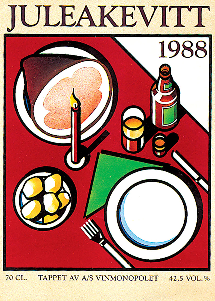 Tegnet etikett med skrift &quot;Juleakevitt, tappet av Vinmnopolet&quot;. Tegningen har tylle linjer og viser en skinke, stearinlys, ølflaske, drammeglass, poteter i en skål og en tom tallerken.