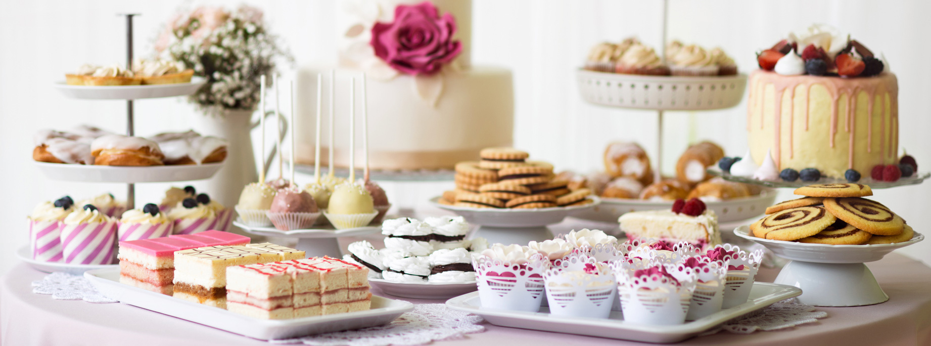 bord med utvalg av kaker og desserter