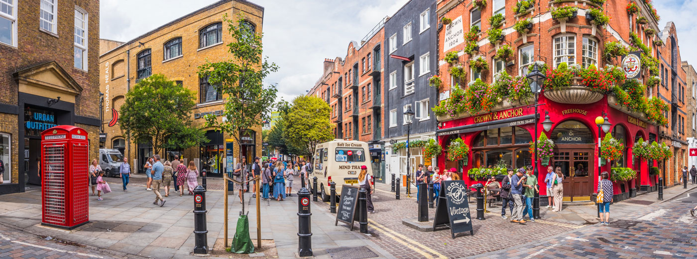 Folkerik gate i London med rød telefonkiosk og pub