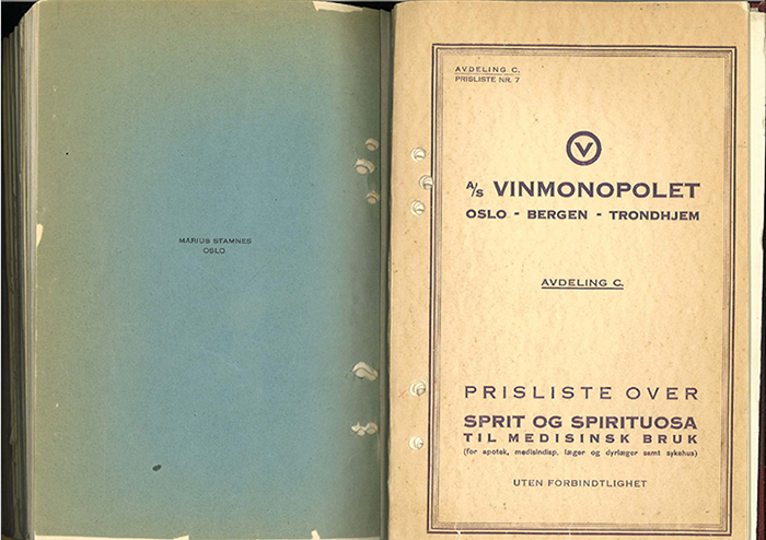 Forsiden på en gammel brosjyre med tekst på gul bakgrunn: A/S Vinmonopolet - oslo - Bergen - Trondhjem. Prisliste over sprit og spirituosa til medisinsk bruk.