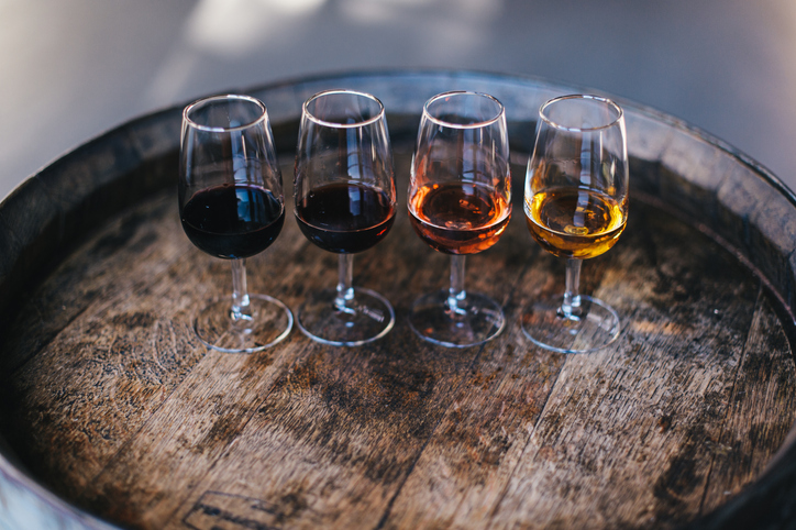 fire glass med portvin i ulike stiler på en vintønne